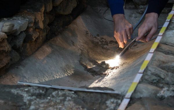La differenziazione e la contaminazione in un_impresa archeologica consentono di sperimentare soluzioni inusuali Il confronto e la contaminazione di ruoli diversi consentono di trovare soluzioni inusuali.