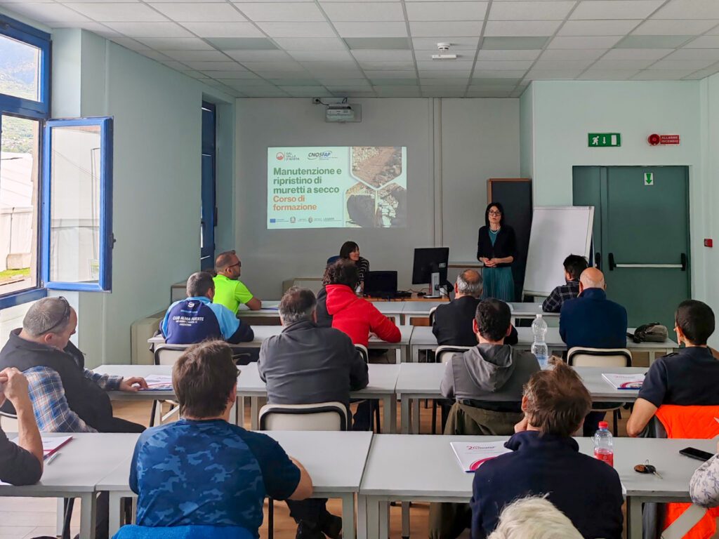 Corso manutenzione muretti a secco (maggio-giugno 2025) - credit photo: GAL Valle d'Aosta Corso manutenzione muretti a secco (maggio-giugno 2025)
